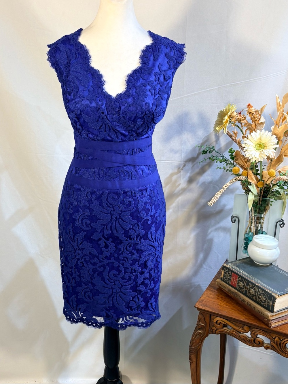 💥Tadashi Shoji Cobalt Blue Lace Surplice V Neck Cocktail Dress Sz 4🧡